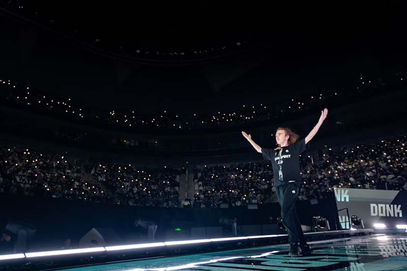 Top Esports 四名玩家跳下并爆炸。 Tarzan 的命运是杀死四个人并击溃 Anyone's Legend 红蓝以赢得第一场比赛。