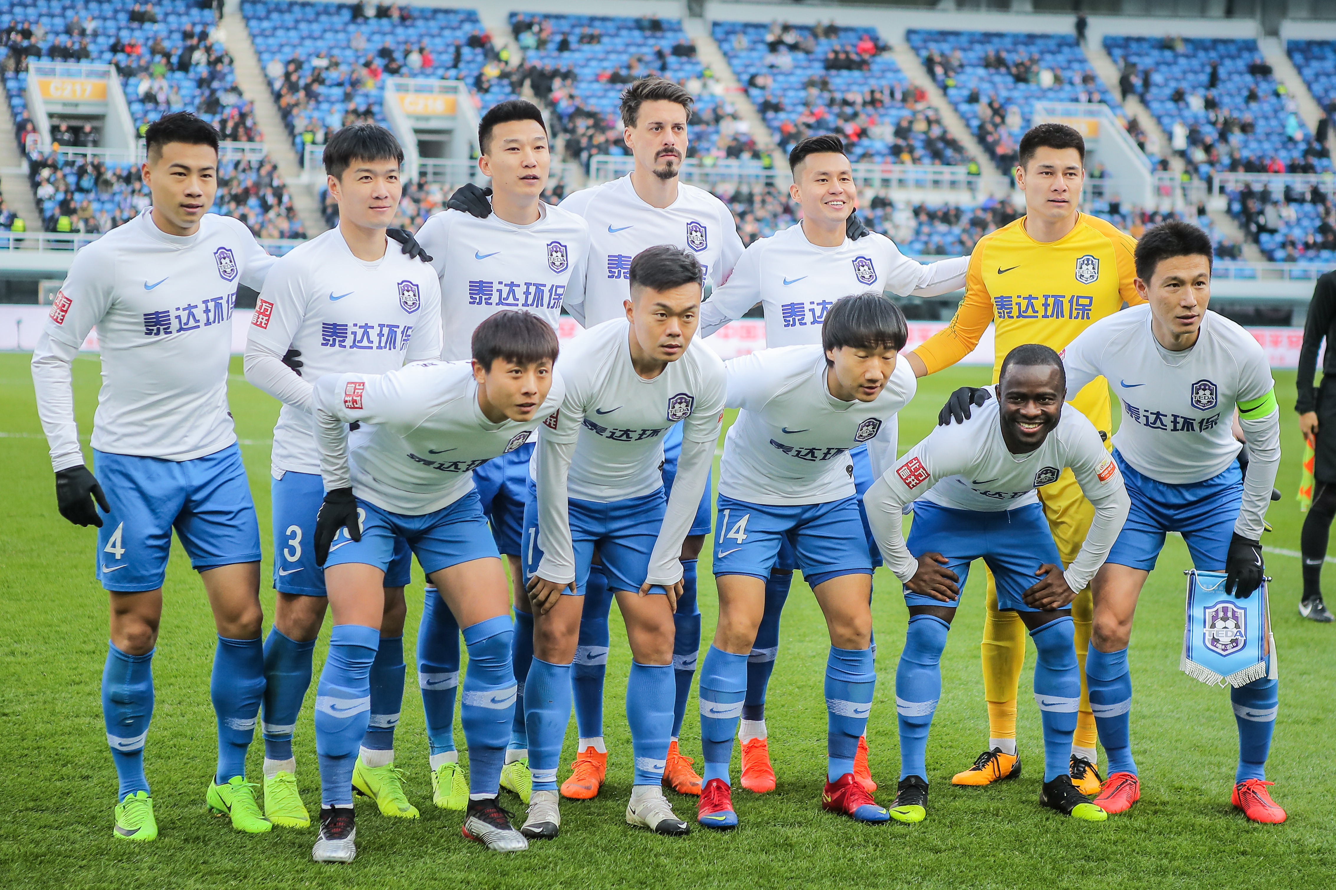 [NBA-湖人] 球迷骂东契奇是垃圾，后者命中高难度三分后回喷