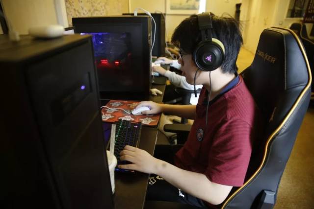 Uzi ：比赛不可能一把不赢 拼了命也要赢一把 那把很有可能是K神队