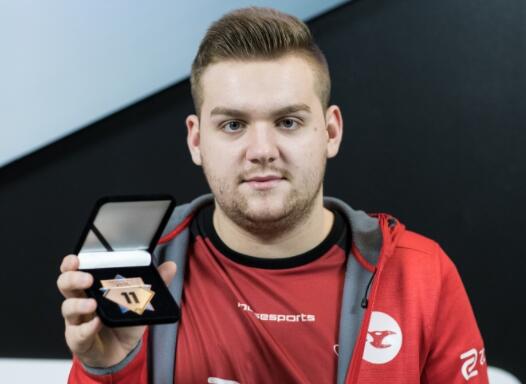 LPL每日TOP5：Zika狂怒基因，侧翼输出控制留人